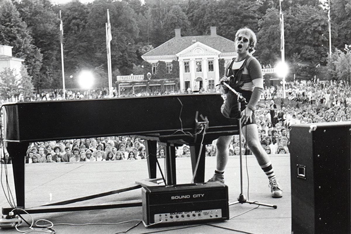 Elton John on stage in 1971