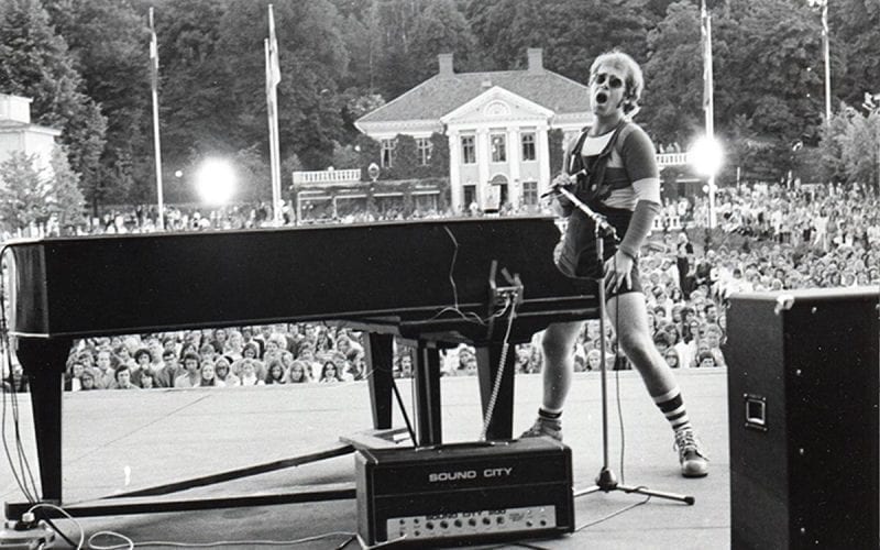 Elton John on stage in 1971