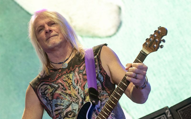 Steve Morse performs with Deep Purple in 2017
